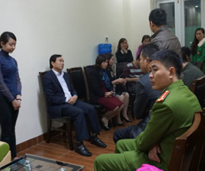 Bé gái 27 tháng tuổi bị cô giáo mầm non đánh bầm tím hai bắp đùi