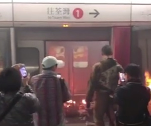 Bom xăng nổ trên tàu điện ở Hong Kong, 15 người bị thương