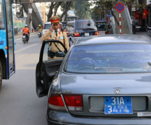 Cảnh sát được đề nghị xác minh thông tin lái xe biển xanh lấn làn buýt nhanh