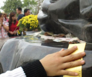 Chồng đi lễ xin giàu sang phú quý, vợ oằn lưng cõng nợ