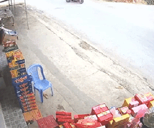Video: Tông trúng xe chạy ngược chiều, người phụ nữ ngã ra đường và suýt bị chiếc xe khác chèn qua người
