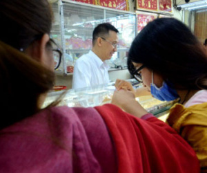 Giá vàng "lao dốc"