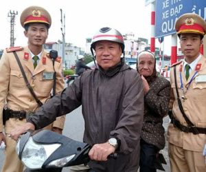 Hà Nội: CSGT giúp đỡ cụ già lẫn trí và cháu bé đi lạc