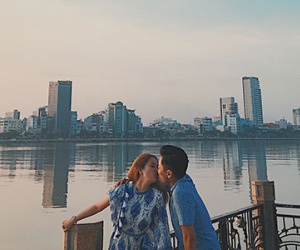 Khánh Thi, Phan Hiển hôn nhau dưới hoàng hôn Đà Nẵng
