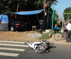 Ôtô biển xanh tông cụ ông 87 tuổi trọng thương