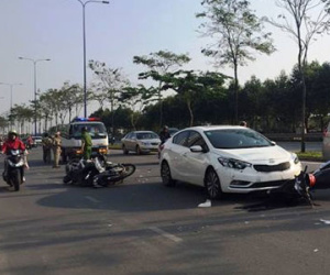 Ôtô tông hàng loạt xe máy ở Sài Gòn, 4 người bị thương