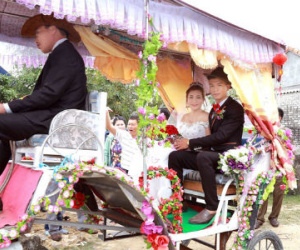 9X xứ Nghệ rước dâu bằng xe ngựa: '"Muốn vợ em ấn tượng dù tốn kém"
