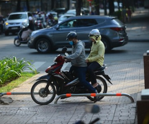 Barie vỉa hè Sài Gòn bị người thiếu ý thức vô hiệu hóa