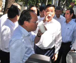 Bí thư Thăng uống nước ngay tại vòi nước công cộng