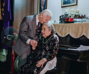 Bộ ảnh đôi vợ chồng già hơn 70 năm ngọt ngào bên nhau