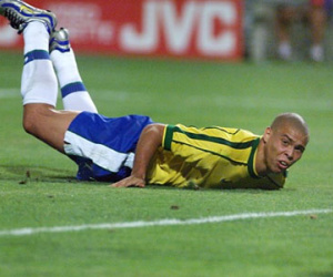 Cafu tiết lộ lý do Ronaldo mờ nhạt ở chung kết World Cup 98