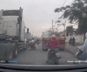 Video: Chở hàng cồng kềnh quệt vào container, người phụ nữ suýt bị cuốn vào gầm xe