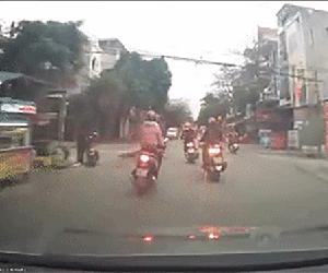 Video: Phóng nhanh không làm chủ tốc độ, người phụ nữ gây tai nạn ngã văng ra đường