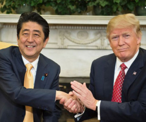 Đằng sau cái bắt tay 19 giây giữa Trump và Abe