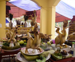 Độc đáo thế "gà bay" trên cỗ cúng rằm tháng Giêng