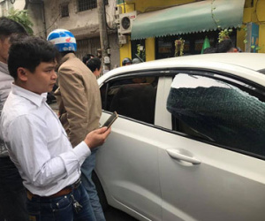 Hà Nội: Nổ bóng bay trong xe ôtô làm vỡ tung cửa kính