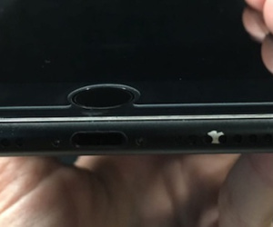 Ngày càng nhiều iPhone 7 bị tróc sơn