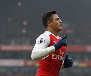 Sanchez và "bàn tay ma" mang về 3 điểm cho Pháo thủ
