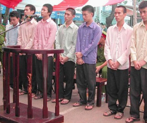 Thay vành móng ngựa bằng bục khai báo