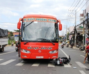 Xe buýt tông xe máy, 2 người thương vong