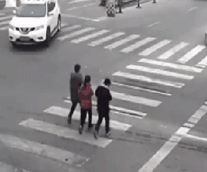 Clip gây sốc: Nữ tài xế đã 8 lần gây tai nạn đâm trúng 2 đứa trẻ rồi bỏ đi