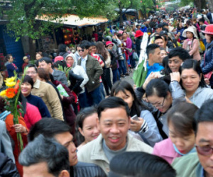 Dân miền Trung "rồng rắn" ở Hội An xin lộc đầu năm