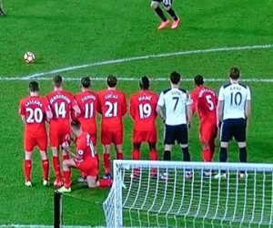 Sao Liverpool dùng chiêu lạ dựng hàng rào chống đá phạt