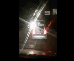 Video: Taxi chở 2 người trong cốp xe lưu thông trên đường