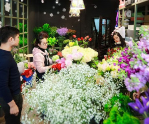 Doanh nhân chi 30 triệu đồng mua 99 bông hoa hồng phủ socola nhập khẩu tặng bạn gái dịp Valentine