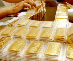 Giá vàng tiếp tục giảm, USD tăng
