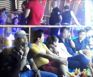 Hơn 200 khách chơi nhốn nháo khi cảnh sát kiểm tra quán bar