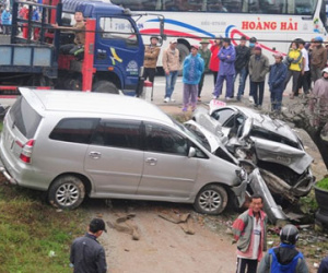 Người dân tháo chạy khi taxi bị tông văng 10 m