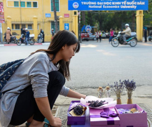 Quà Valentine bày đầy đường phục vụ giới trẻ