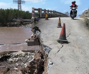 Triều cường lên cao uy hiếp ven biển miền Tây