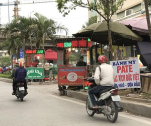 Xe đẩy bánh mì vỉa hè: Bán đều quanh năm, thu đủ tiền tỷ