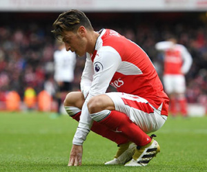 Arsenal đang mắc kẹt với "ngôi sao nửa mùa" Mesut Oezil