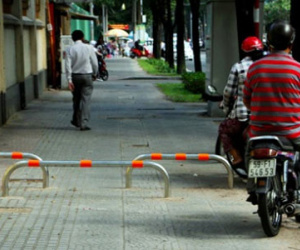 Barie ngăn xe máy lên vỉa hè được khen là "ý tưởng hay"