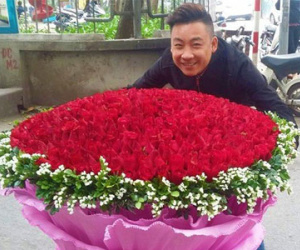 Chàng trai thuê xe chở bó hoa 1000 bông hồng tặng người yêu ngày Valentine