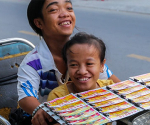 Chuyện tình của cặp đôi tí hon bán vé số ở Sài Gòn