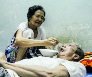 Chuyện tình ngỡ như phim của bà bán vé số 63 tuổi