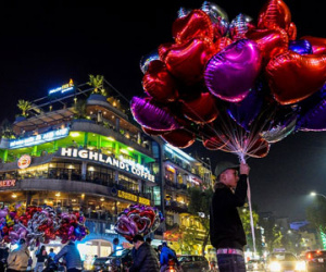 Đêm Valentine rộn rã ở trung tâm thành phố