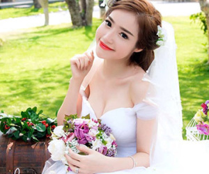 Elly Trần mặc soiree cúp ngực gợi cảm, chuẩn bị cưới chồng?