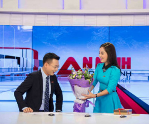Minh Hương khiến đồng nghiệp bối rối khi tặng quà Valentine