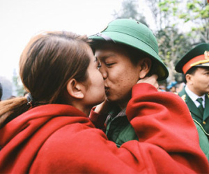 Nụ hôn và nước mắt tiễn tân binh lên đường nhập ngũ trong ngày valentine