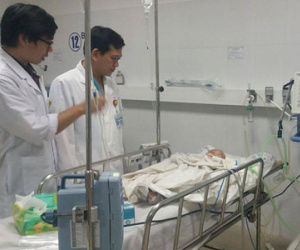 Rơi từ tầng 5 khu chung cư, bé 15 tháng tuổi nguy kịch