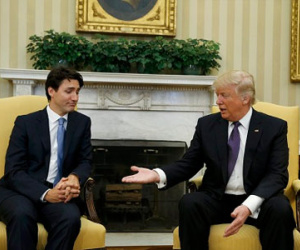 Thủ tướng Canada bị chụp ảnh bĩu môi khi bắt tay Trump