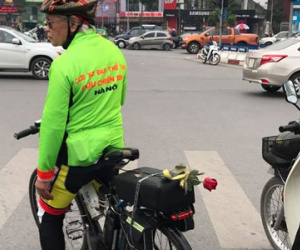 Bức ảnh "chở một nhành hoa" gây sốt ngày lễ Tình nhân