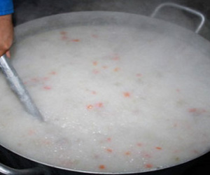 Ngã vào nồi cháo, bé trai 19 tháng tử vong