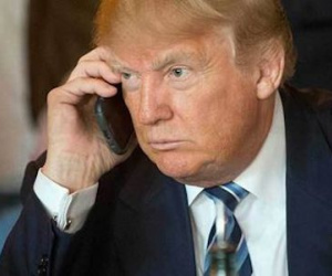 Nghị sỹ Mỹ ra hạn chót cho smartphone đồ cổ của Trump