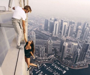 9X bám một tay vào bạn trai trên mép tòa nhà cao 306 m